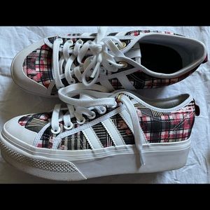 Adidas NIZZA Woman’s sneaker.  Like new worn 3 times.